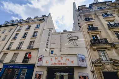 Paris, Fransa - Haziran 2017 yaklaşık: Pantheon cimena Haziran 2017 yılında güneşli bir günde Fransa'nın Paris, cephe.