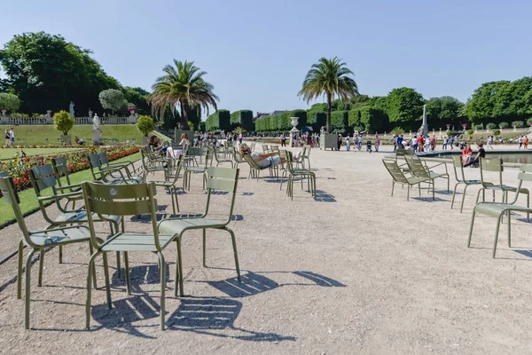 ПАРИЖ, ФРАНЦИЯ - CIRCA JUNE 2017: люди отдыхают на традиционных зеленых стульях в Люксембургском саду в солнечный день в Париже, Франция в июне 2017 года . — стоковое фото