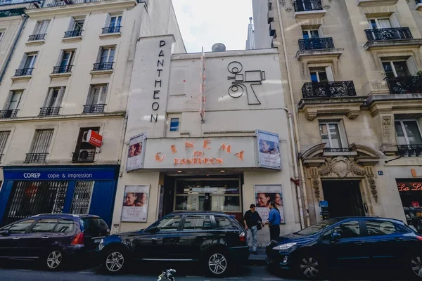 Paris, Fransa - Haziran 2017 yaklaşık: Pantheon cimena Haziran 2017 yılında güneşli bir günde Fransa'nın Paris, cephe.