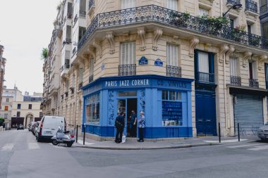 Paris, Fransa - Haziran 2017 yaklaşık: mavi cephe retro vinil deposunun eski binalar ve güneşli bir Paris, Haziran 2017 Fransa'da Le Marais semtinde kafelerde küçük Caddesi üzerinde.