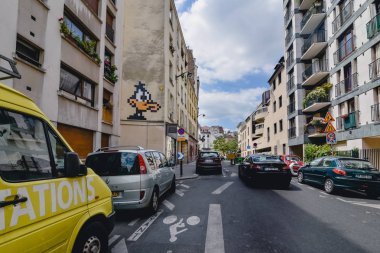 Paris, Fransa - Haziran 2017 yaklaşık: piksel sanat parçası donald ördek kafa güneşli bir günde, Haziran 2017 Fransa'da Paris Le Marais bölgesinde binaların duvardaki Space Invader sanatçının.