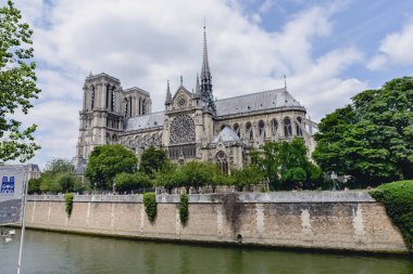Paris, Fransa - Haziran 2017 yaklaşık: Paris'te Seine Nehri güneşli bir günde, Haziran 2017 Fransa'da Katedrali Notre-Dame de Paris.