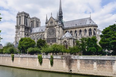Paris, Fransa - Haziran 2017 yaklaşık: Paris'te Seine Nehri güneşli bir günde, Haziran 2017 Fransa'da Katedrali Notre-Dame de Paris.
