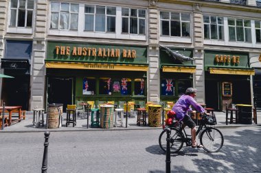 Paris, Fransa - Haziran 2017 yaklaşık: güneşli bir günde, Haziran 2017 Fransa'da Paris Le Marais bölgesinde bir timsah heykeli ile Avustralya çubuğunun bir cephe.