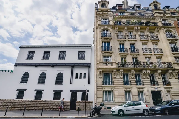 Paris, Francja - około czerwca 2017 r.: biały budynek meczetu obok tradycyjnej fasadzie paryskiego w Paryżu w słoneczny dzień, Francja w czerwcu 2017. — Zdjęcie stockowe