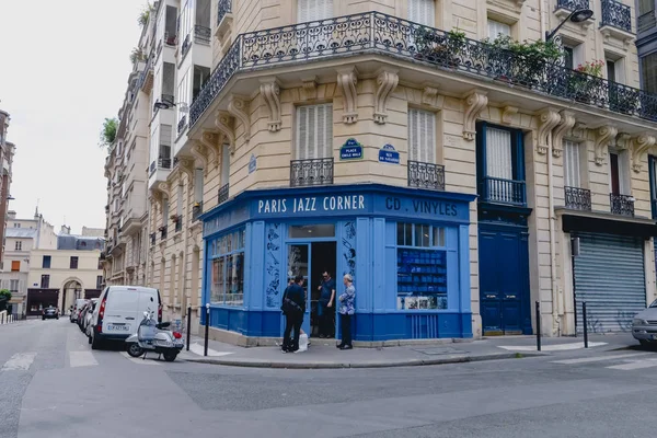 Paris, Francja - około czerwca 2017 r.: niebieski fasada sklepu retro vinyl na małej uliczce z starych budynków i Kawiarnie w dzielnicy Le Marais w Paryżu, w słoneczny dzień, Francja w czerwcu 2017. — Zdjęcie stockowe