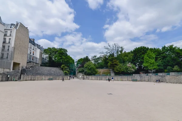Paris, Francja - około czerwca 2017 r.: ludzie graja na Arnés de Lutce w Paryżu w słoneczny dzień, Francja w czerwcu 2017. — Zdjęcie stockowe