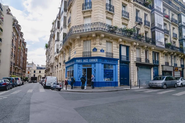 PARIS, FRANCE - CIRCA JUNE 2017: blue facade of retro vinyl store on small street with old buildings and cafes in Le Marais district in Paris on a sunny day, France in June 2017. — Stock Photo, Image