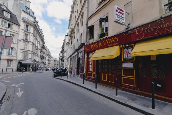 ПАРИЖ, ФРАНЦИЯ - CIRCA JUNE 2017: небольшая улица со старыми зданиями и кафе в районе Ле-Маре в Париже в солнечный день, Франция в июне 2017 года . — стоковое фото