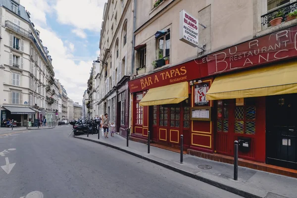 Paris, Francja - około czerwca 2017 r.: uliczka z starych budynków i Kawiarnie w dzielnicy Le Marais w Paryżu w słoneczny dzień, Francja w czerwcu 2017. — Zdjęcie stockowe