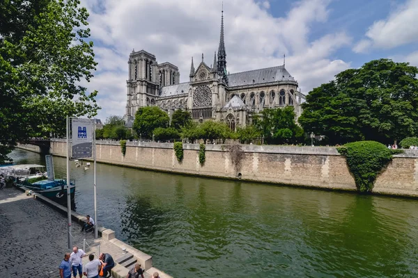 화창한 날, 6 월 2017 년에서 프랑스 파리에서 세 느 강-노트르담 드 파리의 파리, 프랑스-6 월 2017 년경: 성당. — 스톡 사진