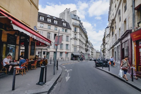 Paris, Frankrike - Circa juni 2017: liten gata med gamla byggnader och caféer i Le Marais i Paris på en solig dag, Frankrike i juni 2017. — Stockfoto