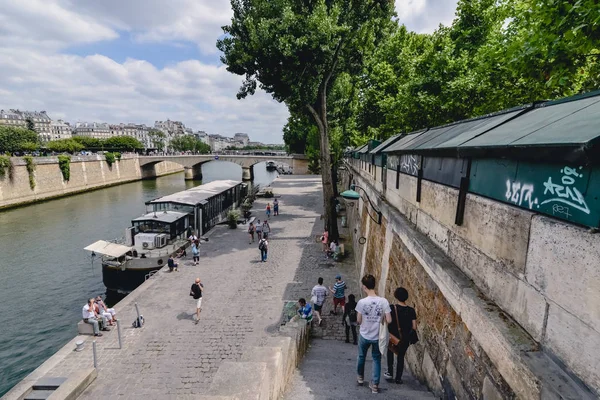 PARÍS, FRANCIA - CIRCA JUNIO 2017: terraplén del río Sena en el distrito de Le Marais en París en un día soleado, Francia en junio de 2017 . —  Fotos de Stock