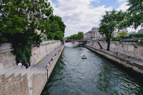 PARIS, FRANCE - CIRCA JUIN 2017 : remblai de la Seine dans le quartier du Marais à Paris par une journée ensoleillée, France en juin 2017 . — Photo