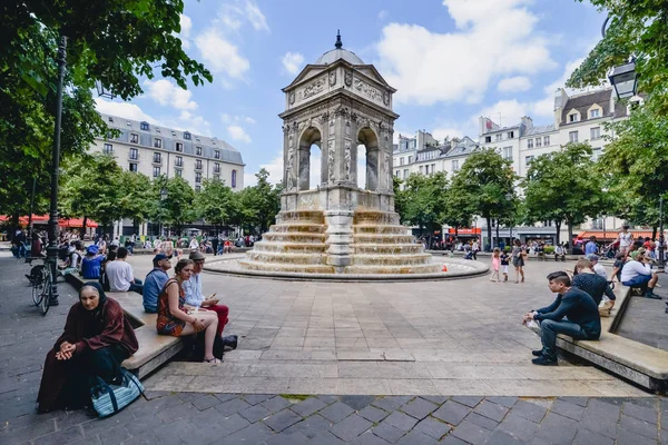 Paris, Frankrike - Circa juni 2017: Fontaine des Innocents i stadsdelen Les Halles i den 1: a arrondissementet i Paris på en solig dag, Frankrike i juni 2017. — Stockfoto