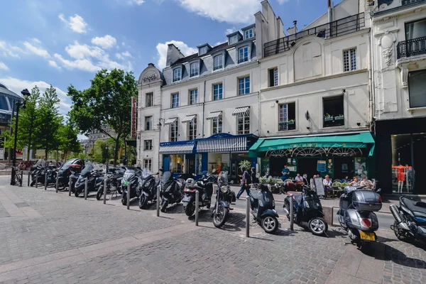 Paris, Frankrike - Circa juni 2017: motorcyklar parkerade på gatan i Le Marais i Paris på en solig dag, Frankrike i juni 2017. — Stockfoto