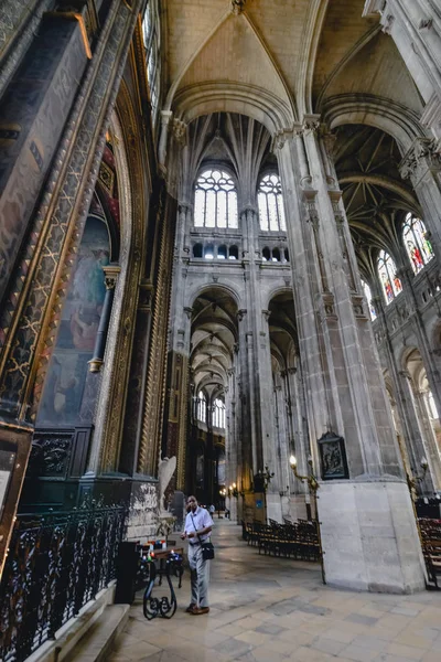 Paris, Frankrike - Circa juni 2017: gotisk interiör släpper The kyrkan av St Eustache i Le Marais i Paris på en solig dag, Frankrike i juni 2017. — Stockfoto