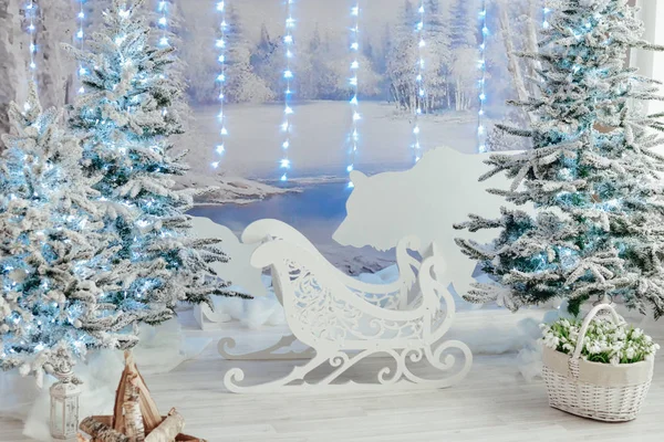 Decoração Casa Natal Trenó Branco Abeto Com Neve Luzes Festivas — Fotografia de Stock