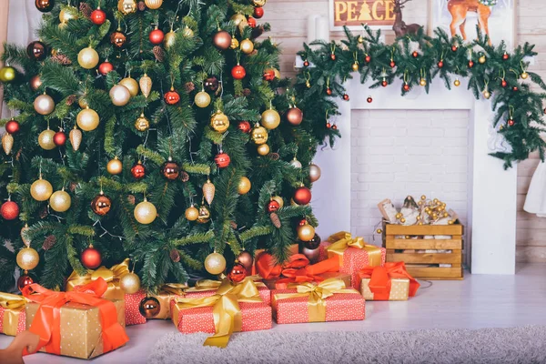 Natal Decoração Casa Festiva Árvore Natal Com Presentes Embrulhados Lareira — Fotografia de Stock