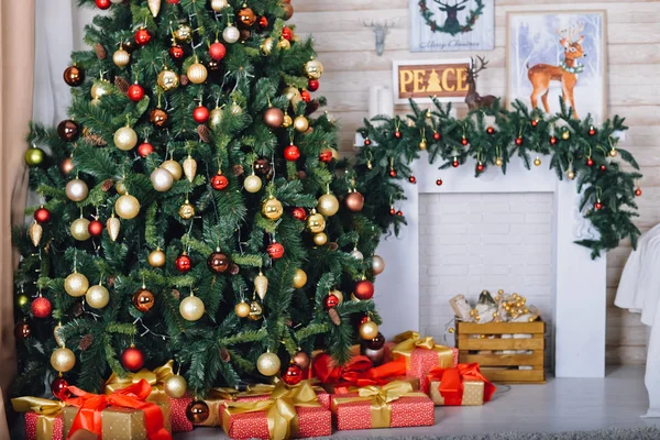 Natal Decoração Casa Festiva Árvore Natal Com Presentes Embrulhados Lareira — Fotografia de Stock