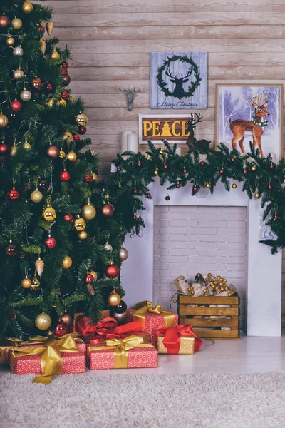 クリスマスお祝い家の装飾 それをモミ枝とラップされたギフト 白い暖炉のあるクリスマス ツリー — ストック写真