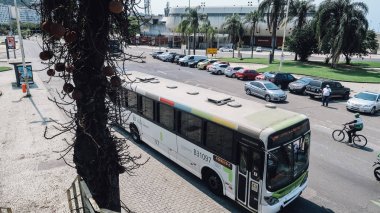 Rio de Janeiro, Brezilya - Eylül 2019: güneşli bir günde Rio de Janeiro 'nun Güney Bölgesi' nde arabalar ve otobüsler.