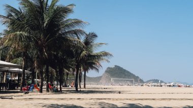 Rio De Janeiro, Brezilya - Eylül 2019: Copacabana sahilinde açık kum ve mavi su mavi gökyüzü ile güneşli bir günde.