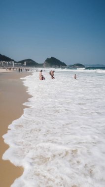 Rio De Janeiro, Brezilya - Eylül 2019: Copacabana sahilinde açık kum ve mavi su mavi gökyüzü ile güneşli bir günde.