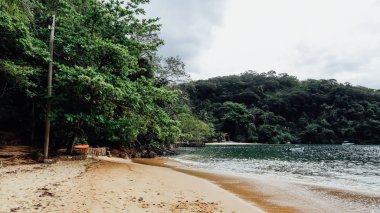Ilha Grande, Brezilya - Eylül 2019: Rio de Janeiro eyaletinin Ilha Grande adasında tropikal doğa ile çevrili plaj.