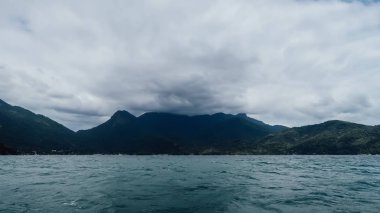 Ilha Grande, Brezilya - Eylül 2019: Rio de Janeiro eyaletindeki Ilha Grande Adası 'nda doğal manzara ve tropikal bitki ve ağaçlar.