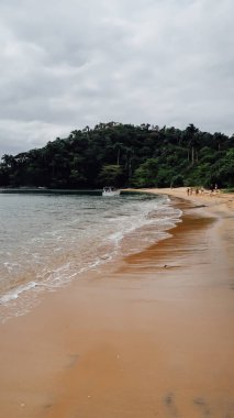 Ilha Grande, Brezilya - Eylül 2019: Rio de Janeiro eyaletinin Ilha Grande adasında tropikal doğa ile çevrili plaj.