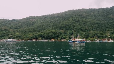 Ilha Grande, Brezilya - Eylül 2019: Rio de Janeiro eyaletinin Ilha Grande adası yakınlarında tekne ve gemiler.