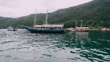 Ilha Grande, Brezilya - Eylül 2019: Rio de Janeiro eyaletinin Ilha Grande adası yakınlarında tekne ve gemiler.