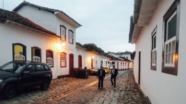 Paraty, Brezilya - Eylül 2019: Rio de Janeiro eyaletindeki eski bir sömürge şehrinin tarihi merkezinde beyaz duvarlı küçük sokaklar.