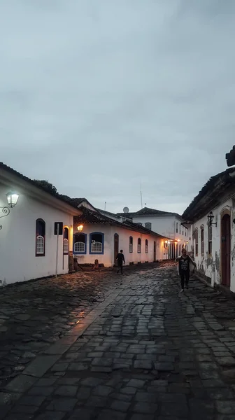 ブラジルのパラティ Circa 2019年9月 旧植民地時代の都市の歴史的中心部に白い壁の建物がある小さな通りリオデジャネイロ州のパラティ夜 — ストック写真