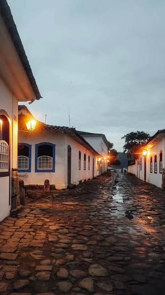 ブラジルのパラティ Circa 2019年9月 旧植民地時代の都市の歴史的中心部に白い壁の建物がある小さな通りリオデジャネイロ州のパラティ夜 — ストック写真