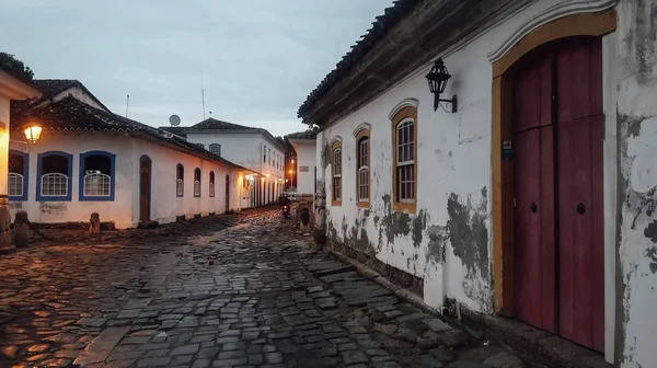 ブラジルのパラティ Circa 2019年9月 旧植民地時代の都市の歴史的中心部に白い壁の建物がある小さな通りリオデジャネイロ州のパラティ夜 — ストック写真