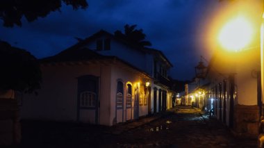 Paraty, Brezilya - Eylül 2019: Rio de Janeiro eyaletindeki eski bir sömürge şehrinin tarihi merkezinde beyaz duvarlı küçük sokaklar.