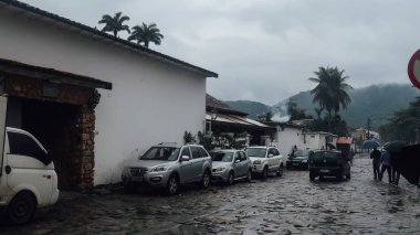 Paraty, Brezilya - Eylül 2019: Rio de Janeiro eyaletindeki eski bir sömürge şehrinin tarihi merkezinde beyaz duvarlı küçük sokaklar.