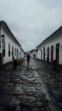 Paraty, Brezilya - Eylül 2019: Rio de Janeiro eyaletindeki eski bir sömürge şehrinin tarihi merkezinde beyaz duvarlı küçük sokaklar.
