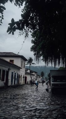 Paraty, Brezilya - Eylül 2019: Rio de Janeiro eyaletindeki eski bir sömürge şehrinin tarihi merkezinde beyaz duvarlı küçük sokaklar.
