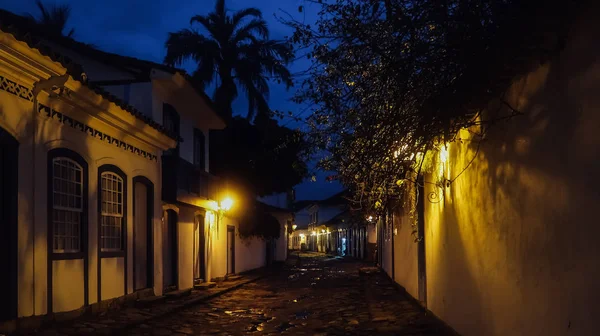 ブラジルのパラティ Circa 2019年9月 旧植民地時代の都市の歴史的中心部に白い壁の建物がある小さな通りリオデジャネイロ州のパラティ夜 — ストック写真