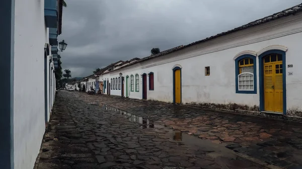 ブラジルのパラティ Circa 2019年9月 旧植民地時代の都市の歴史的中心部に白い壁の建物がある小さな通りリオデジャネイロ州のパラティ夜 — ストック写真