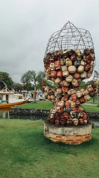 ブラジルのパラティ Circa 2019年9月 旧植民地時代の都市の歴史的中心部の現代美術彫刻夜のリオデジャネイロ州のパラティ — ストック写真