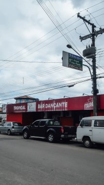 Ubatuba, Brezilya - Eylül 2019: Sao Paulo eyaletinin Atlantik kıyısında Ubatuba şehrinin merkezinde bir sokak.