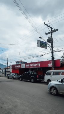 Ubatuba, Brezilya - Eylül 2019: Sao Paulo eyaletinin Atlantik kıyısında Ubatuba şehrinin merkezinde bir sokak.