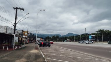 Ubatuba, Brezilya - Eylül 2019: Sao Paulo eyaletinin Atlantik kıyısında Ubatuba şehrinin merkezinde bir sokak.