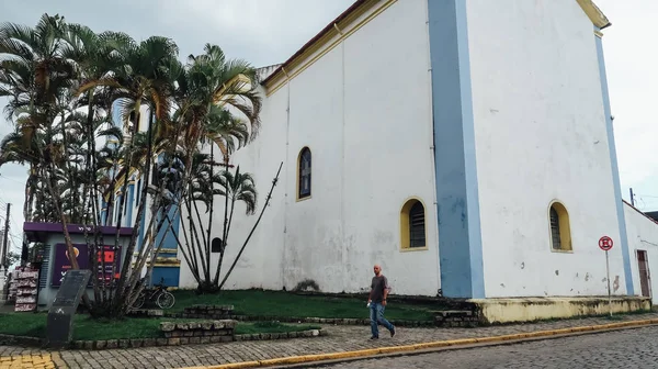 Ubatuba Brasil Circa Septembro 2019 Casa Com Paredes Brancas Palmeiras — Fotografia de Stock