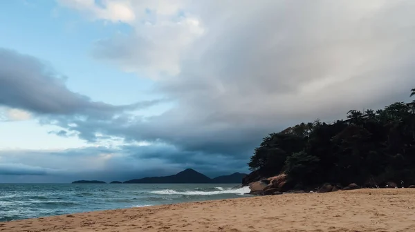 Ubatuba Brasil Circa Septiembre 2019 Playa Praia Enseada Con Nubes —  Fotos de Stock
