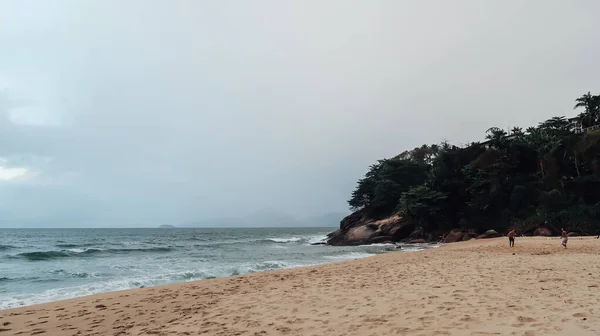 Ubatuba Brazylia Około Września 2019 Plaża Praia Enseada Ciemnymi Chmurami — Zdjęcie stockowe